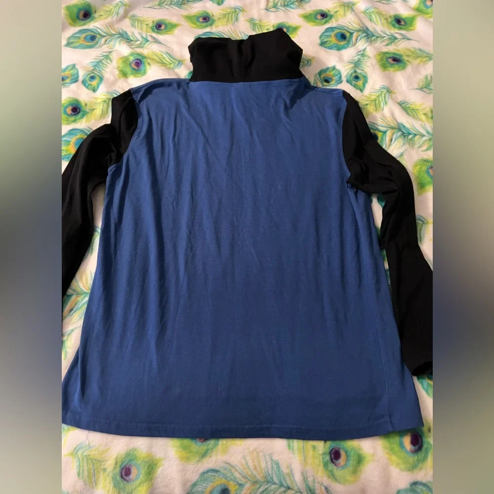 DC shirt‎